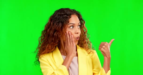 Shock Pantalla Verde Mujer Estudio Apuntando Espacio Maqueta Para Publicidad — Vídeo de stock