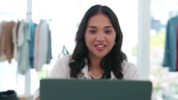 Ecommerce Móda Šokované Nebo Vzrušené Asijské Ženy Notebookem Šťastný Úsměv — Stock video