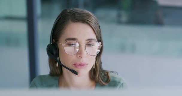 Callcenter Frau Sprechen Und Lächeln Büro Mit Beratung Beratung Oder — Stockvideo