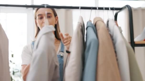 Рішення Шафи Вибір Одягу Покупки Жінки Дизайнерською Модою Залізницею Жіночий — стокове відео