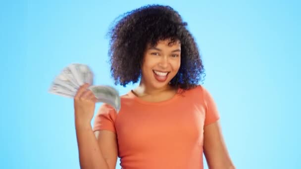 Rostro Dólares Mujer Con Abanico Dinero Bailando Estudio Aislado Sobre — Vídeos de Stock