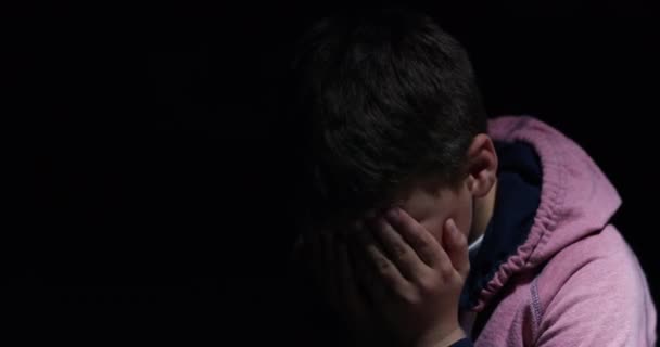 Насилие Над Детьми Домашнее Насилие Грусть Мальчиком Плачущим Темной Комнате — стоковое видео