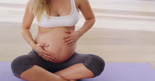 Rahatla Yoga Hamile Kadının Karnını Ovalamak Egzersiz Sağlık Egzersiz Için — Stok video