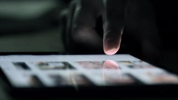 Pesquisar Noite Zoom Mãos Com Tablet Para Pesquisa Internet Redes — Vídeo de Stock
