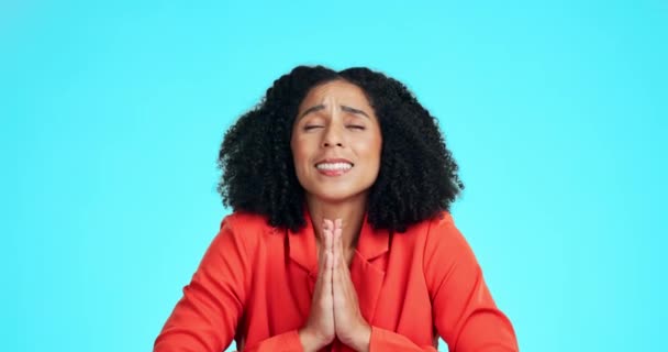 Молячись Пальці Схрещені Сподіваються Чорною Жінкою Студії Диво Удачу Відчай — стокове відео