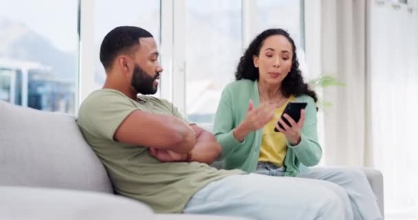 Argue Smartphone Couple Sur Canapé Colère Cris Dans Salon Désaccord — Video