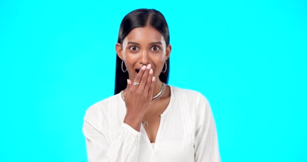 Женщина Удивление Лицо Рукой Губах Комической Истории Секрет Смех Смешных — стоковое видео