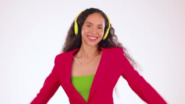 Mulher Negra Com Smartphone Ouvindo Música Dançando Com Felicidade Isolada — Vídeo de Stock