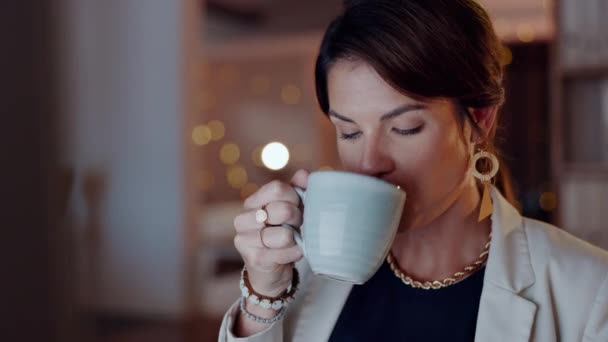 Café Bebida Mulher Negócios Escritório Para Energia Horas Extras Noite — Vídeo de Stock