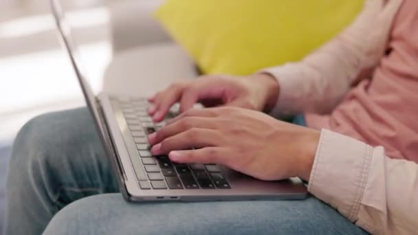 Karpal Tünel Bilek Ağrısı Oturma Odasındaki Kanepede Dizüstü Bilgisayarı Olan — Stok video