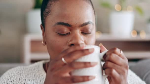 Mutlu Siyah Kadın Evde Kahveyle Düşünüyor Dinlenme Odasında Evde Dinleniyor — Stok video