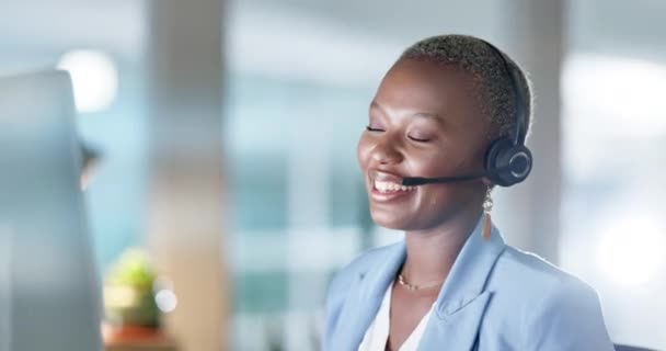 呼叫中心 计算机和友好的妇女在虚拟通信 在线会议或全球咨询在夜间办公室 谈论耳机支持 更新或Crm网络的非洲商人 — 图库视频影像
