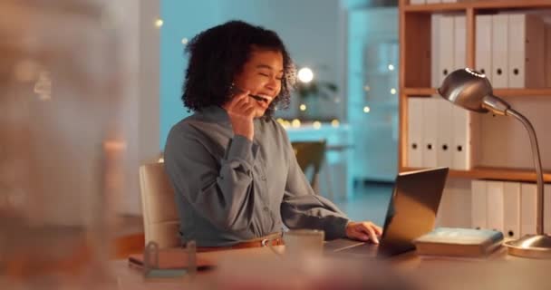 Computadora Portátil Servicio Cliente Trabajo Remoto Con Una Mujer Negra — Vídeos de Stock