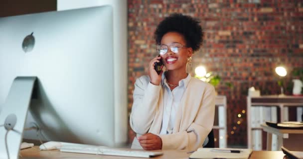 与办公室里的黑人妇女进行对话 电脑和电话交谈 以便进行咨询 建立关系网和上网 与女性进行讨论 联系和在线联系 以争取承诺 积极和加班 — 图库视频影像