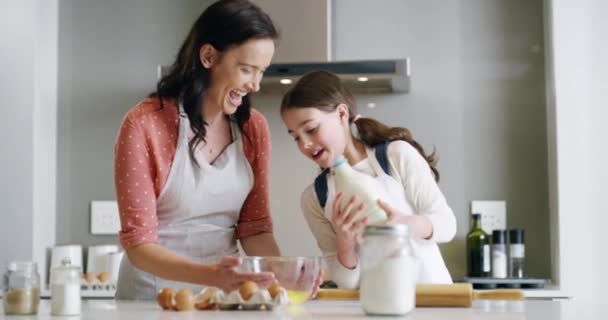Backen Kinder Und Eine Mutter Mit Ihrer Tochter Lernen Kochen — Stockvideo