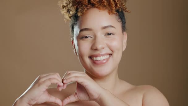 Cara Cuidados Com Pele Mãos Com Sinal Coração Mulher Negra — Vídeo de Stock