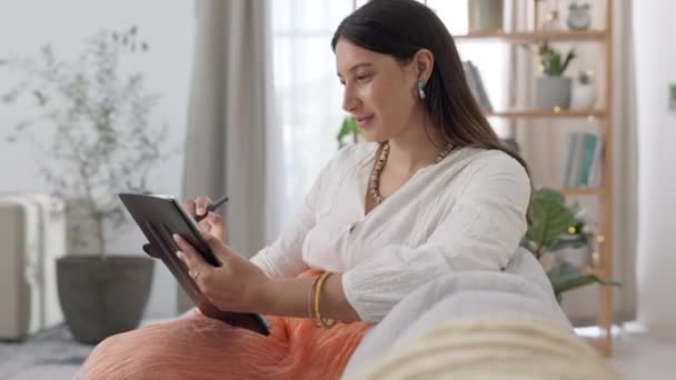 Mujer Sofá Con Tablet Pensamiento Arte Digital Diseño Independiente Tecnología — Vídeos de Stock