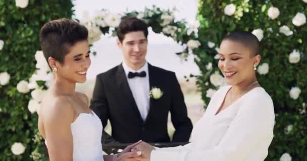 Esküvő Leszbikus Lgbt Menyasszony Szertartás Ünneplés Nők Együtt Oltárnál Lelkész — Stock videók