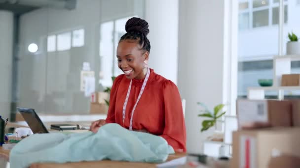 视频通话 黑人女性造型师和纺织品设计师在一个创意工作室的在线会议上 办公室零售售货员的谈话 工作沟通和时装设计项目 — 图库视频影像