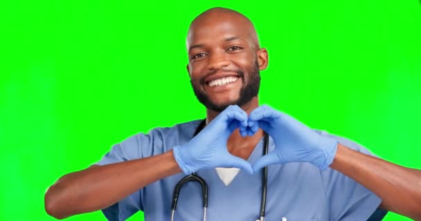 Segno Cardiaco Chirurgo Dello Schermo Verde Uomo Felice Con Gesto — Video Stock