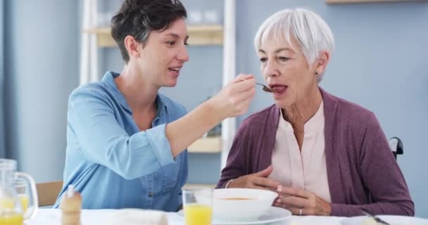 Voeding Ouderenzorg Vrouw Bij Het Ontbijt Met Pensioen Hulp Ondersteuning — Stockvideo