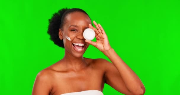 にきびのための製品とスキンケアと美容クリーム 黒の女性の顔と緑の画面 皮膚科 笑いと顔化粧水 保湿剤と日焼け止めから笑顔で若いアフリカの女性モデル — ストック動画