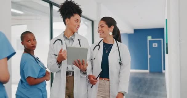 Mluvící Lékaři Chůze Tablety Rušné Nemocnici Týmová Práce Nebo Spolupráce — Stock video