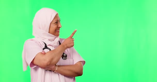Arc Boldog Muszlim Nővér Zöld Vásznon Keresztbe Tett Karokkal Egészségügyi — Stock videók