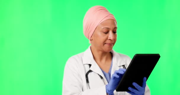 Tablet Green Screen Doctor Woman Isolated Studio Background Yes Happy — Stock Video