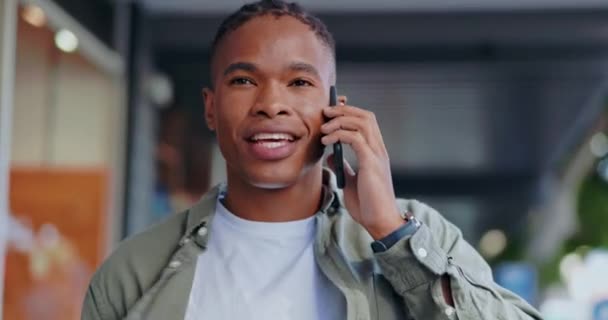 電話や歩くと 黒の男5Gとネットワーキング 接続し 外の笑顔 都市通信と接続 スマートフォンとの会話の歩道上の若いビジネスマン — ストック動画