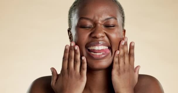 黑人女性 演播室美女和舌头 有着滑稽的脸 健康的皮肤护理或滑稽的背景 为皮肤 健康或美感而拥有幸福 肖像和化妆品的女孩和模特 — 图库视频影像