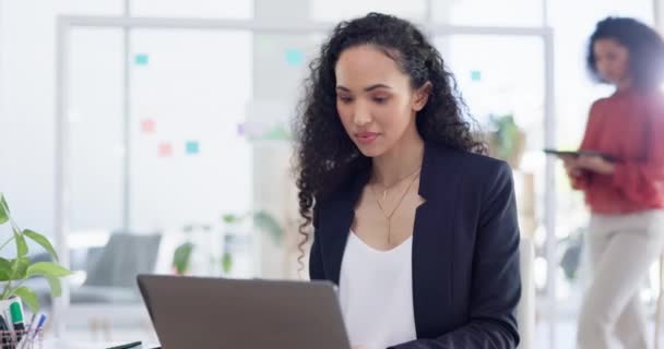 オフィスのチームワーク タブレット ビジネスの女性は プロジェクトの同僚を支援します 会社の職場でタッチスクリーン技術の指導者と話す訓練でノートパソコン コラボレーションとインターンを教える — ストック動画