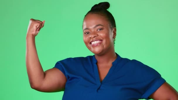 Mujer Negra Flex Muscular Aislado Fondo Del Estudio Pantalla Verde — Vídeos de Stock