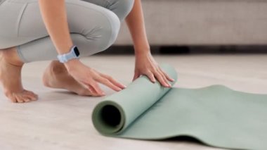 Yoga minderi, meditasyon ve kadın elleri oturma odasında ya da ev zemininde spor yapmak için. Egzersiz aletleri olan pilates yapan, sağlıklı yaşam için meditasyon yapan ya da iyileştiren biri..