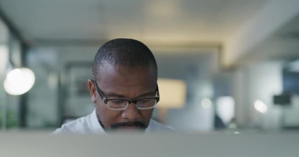 计算机 非洲裔和一个成熟的商人深夜在他的办公室里做着一个管理项目 为公司报告在网上工作的脸蛋 眼镜和专业的男性经理或首席执行官 — 图库视频影像