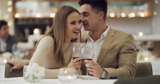 Rozmowy Szepty Lub Szczęśliwa Para Restauracji Aby Świętować Rocznicę Ślubu — Wideo stockowe