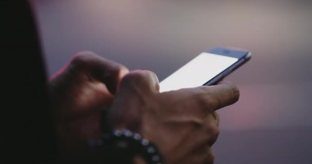 Mecanografía Primer Plano Mano Masculina Con Smartphone Por Noche Calle — Vídeo de stock