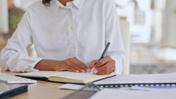 Manos Escribiendo Cuaderno Mujer Oficina Inicio Con Planificación Meta Estrategia — Vídeo de stock