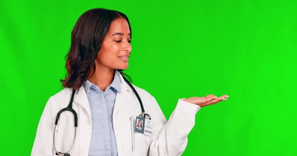 緑の画面の背景に医療 手のひらと医師の女性は 保険商品をお勧めします クロマキーの若い女性医療専門家と医療 プレゼンテーションと開催スペース — ストック動画
