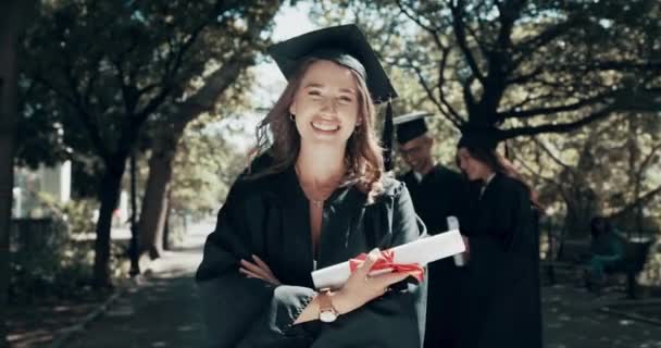 Diplom Ruce Zkřížené Tvář Ženy Promoci Univerzitní Škole Portrét Absolvent — Stock video