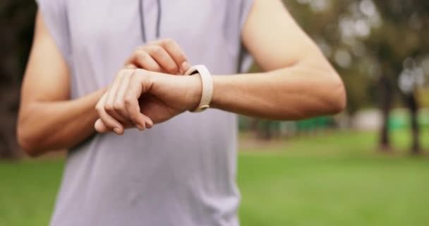 Fitness Relógio Inteligente Mãos Homem Verificar Tempo Parque Com Descanso — Vídeo de Stock