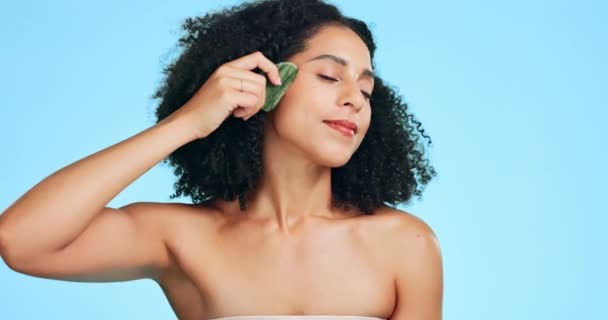 Belleza Gua Sha Cara Mujer Estudio Para Cuidado Piel Dermatología — Vídeo de stock