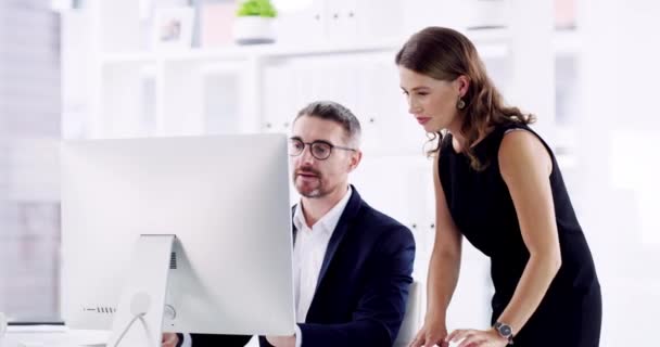 비지니스 Businesswoman 컴퓨터 관리자가 온라인에서 코칭을 사무실 협업에서 직원을 시킨다 — 비디오