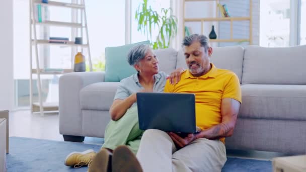 Домашнее Общение Ноутбук Пожилая Счастливая Пара Разговаривает Говорит Онлайн Исследования — стоковое видео