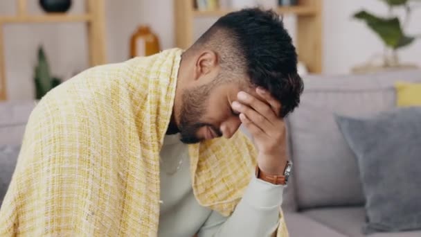 Stress Maux Tête Homme Sur Canapé Dans Salon Avec Une — Video