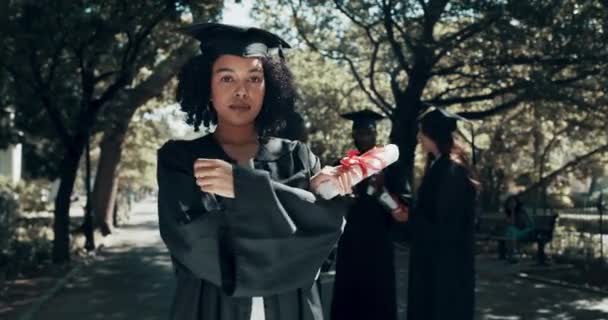 卒業証書 腕が交差し 大学の卒業時に女性の顔 達成と成功賞のための大学に自信を持って肖像画 卒業生と深刻なアフリカの女性学生 — ストック動画