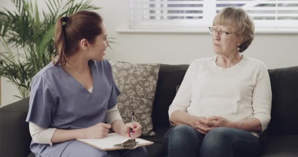 Mujer Mayor Consulta Enfermera Escribiendo Notas Para Servicio Salud Terapia — Vídeos de Stock
