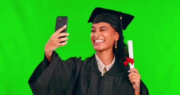 Graduación Selfie Pantalla Verde Sonrisa Estudiante Joven Para Imagen Vestido — Vídeos de Stock