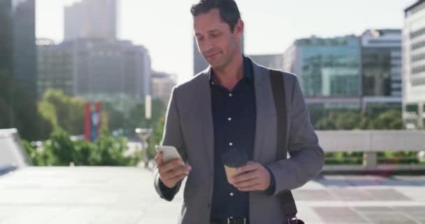 Мобільний Телефон Місто Професійний Чоловік Ходять Сміються Або Читають Смішні — стокове відео