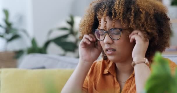 Estrés Dolor Cabeza Mujer Negra Con Ansiedad Sofá Preocupación Presión — Vídeos de Stock